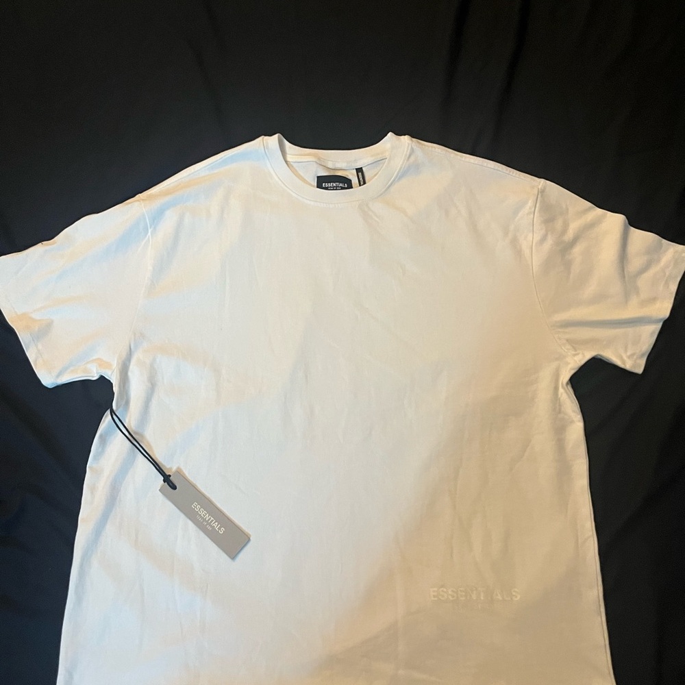 Essentials T-Shirt *NEW WITH TAGS FANTASTIC CONDITION LIKE NEW*